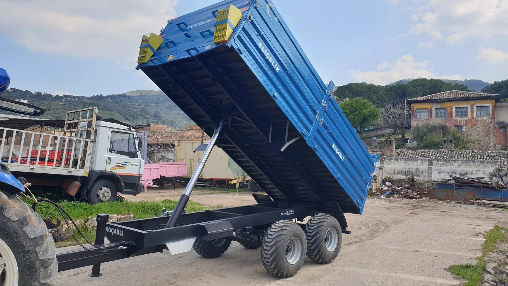 Mavi kasalı Eliçelik tır tipi tandem römork, damperi kalkık hâlde