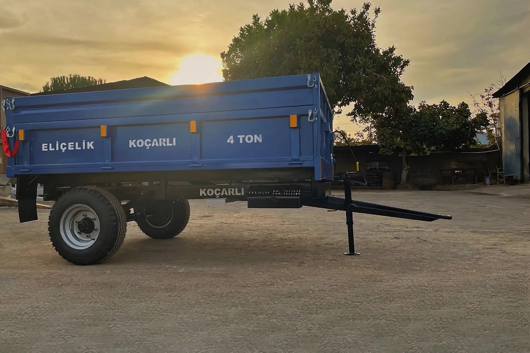 Mavi kasalı Eliçelik 4 ton römork, gün batımında